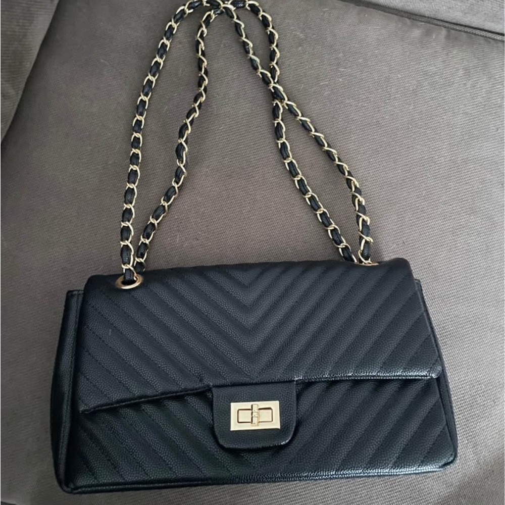 Francesca’s Black Quilted Chain Shoulder Bag